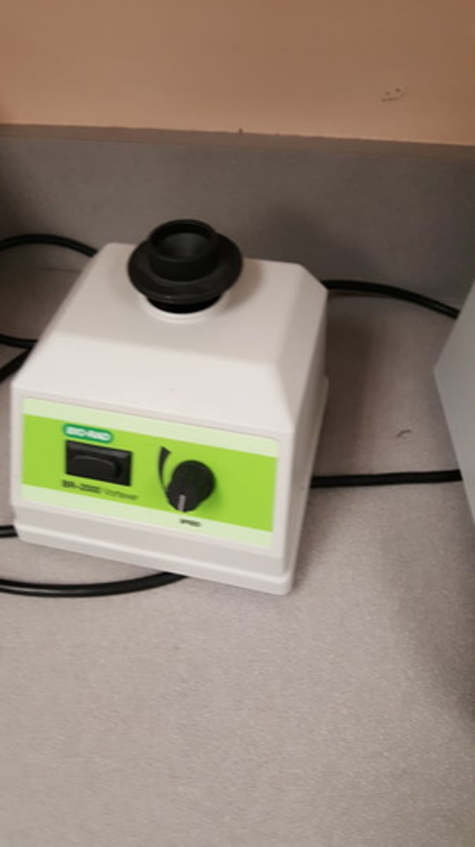 <p>a machine that will vigorously shake a container to mix the contents</p>