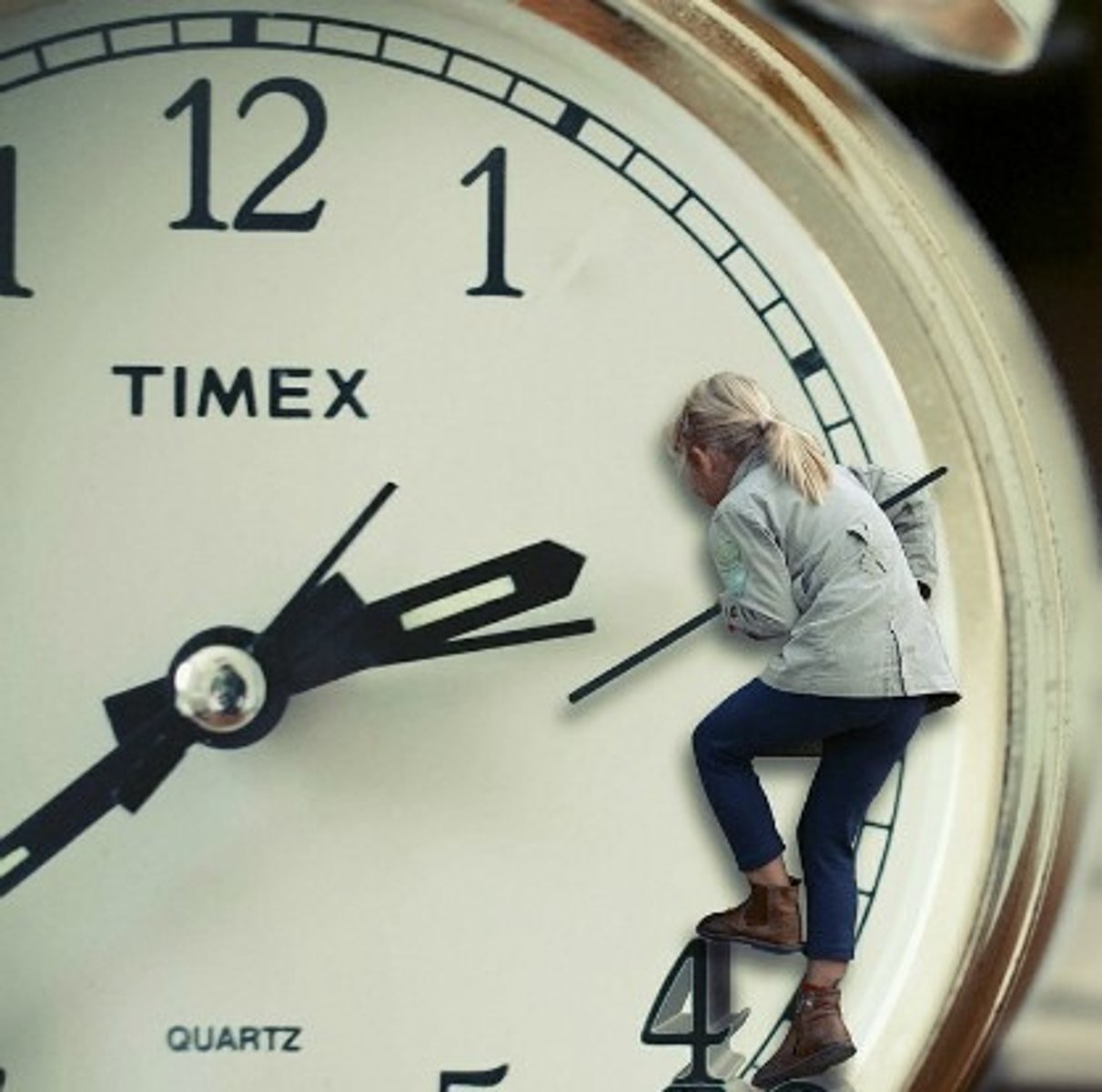 <p>manage to do something or see someone in a short period of time or when you are very busy: thu xếp 1 ít thời gian để làm gì</p><p>ex; i know you're pressed for time, Harold, but do you think we could squeeze in a quick meeting before lunch?</p>