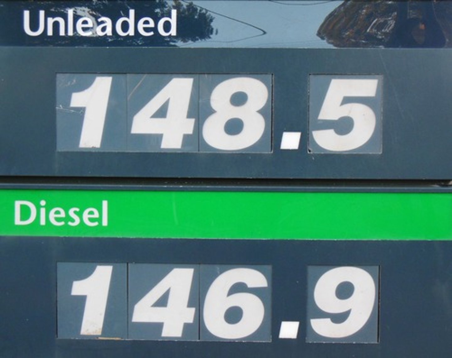 <p>(adj) không có tính chì</p><p>+ petrol</p><p>xăng không chì</p>