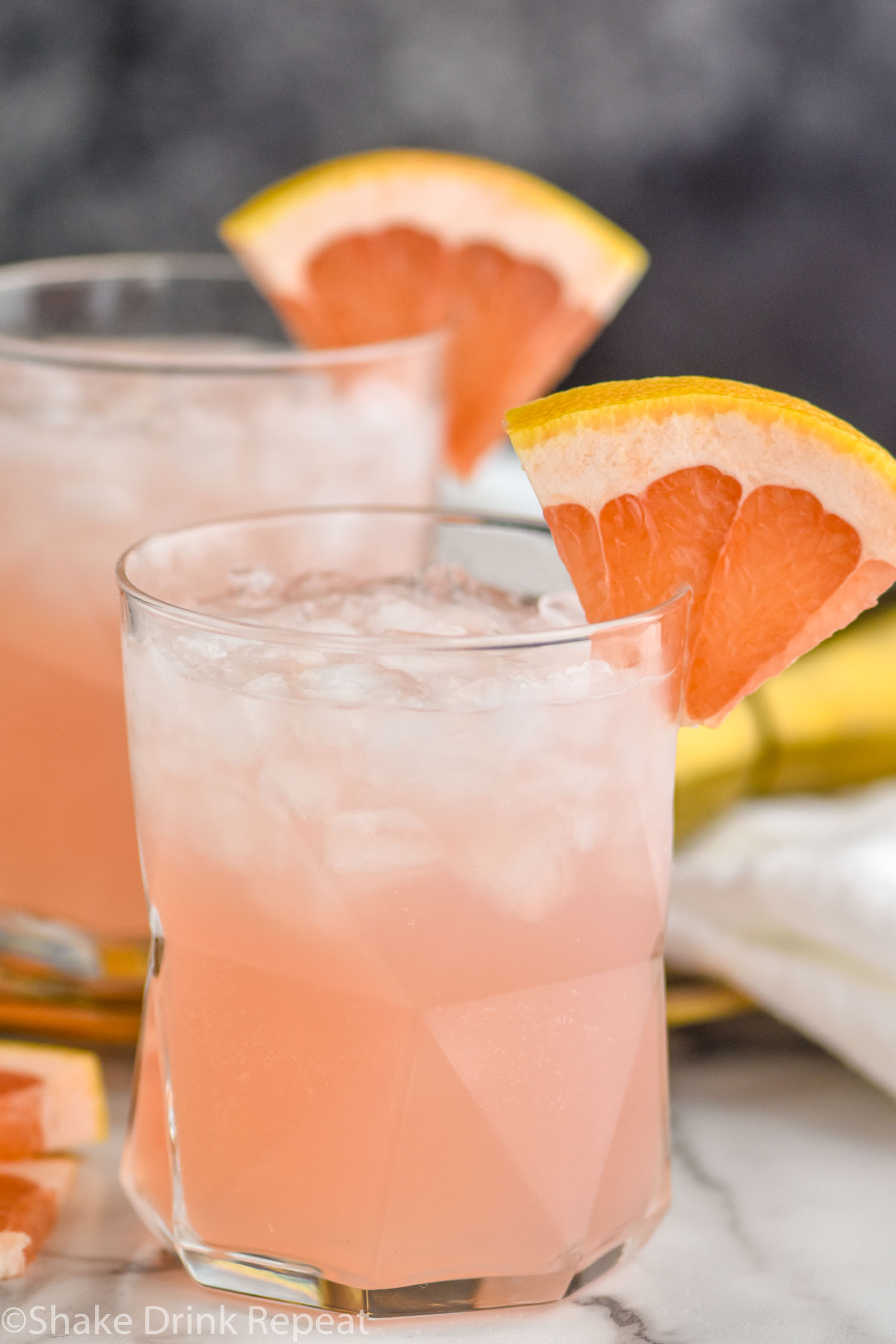 <p>highball, 1.5 oz tequila, 0.25 oz lime, 0.5 oz grapefruit juice, 4 oz grapefruit soda, served in a Collins, garnished with lime</p>