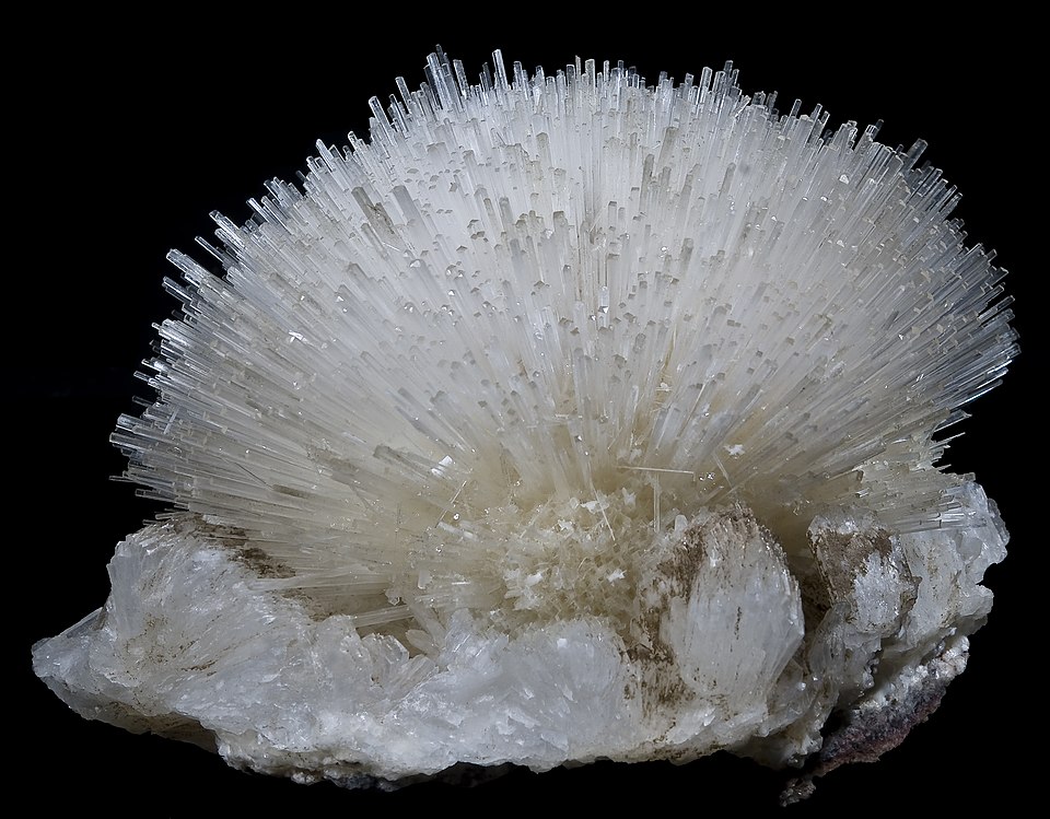 <p>Mineral habit composed of slender, needle-like crystals</p>