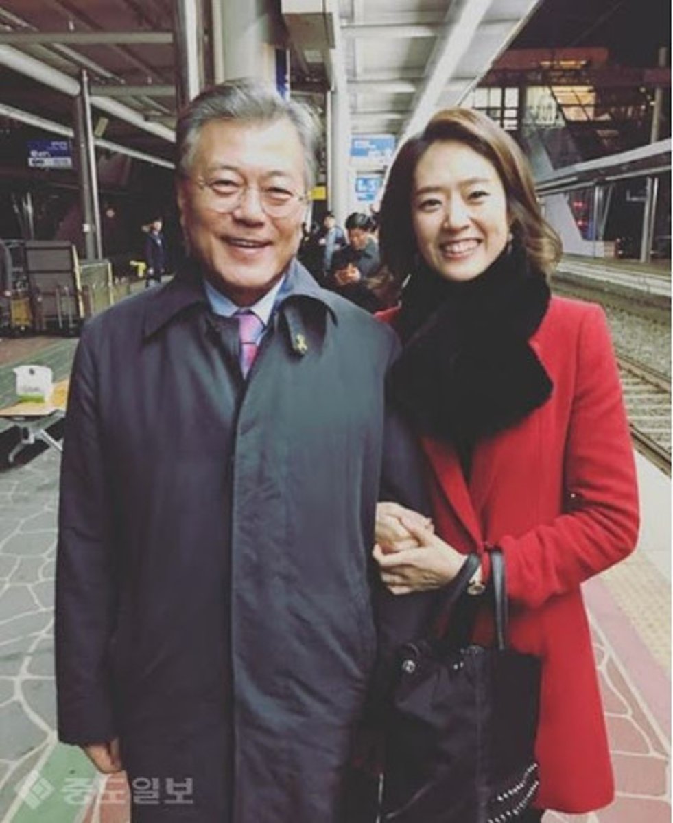 <p>khoác tay nhau, khoanh tay</p>