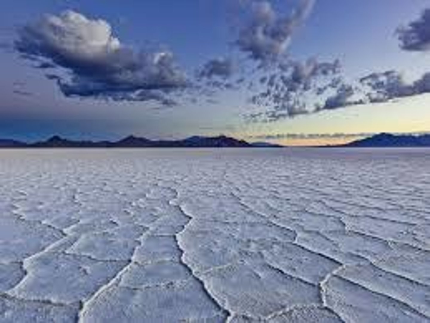 <p>salt pan n(geography: basin with salt deposits)<br><b>salina</b><br>- Both of those lithium mines operate on the Salar de Atacama, the Atacama salt pan which is behind us.</p>