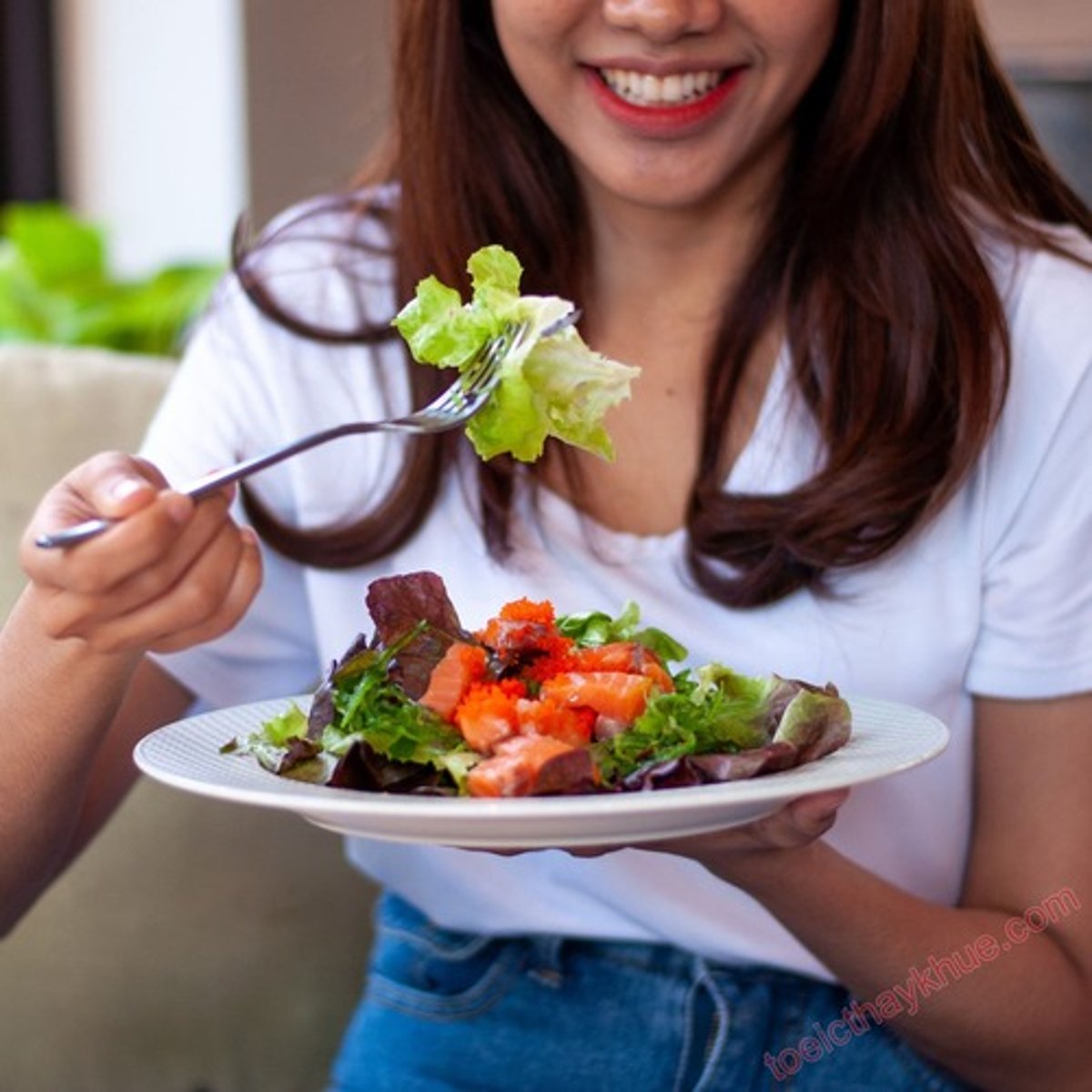 <p>dùng nĩa để ăn salad</p>