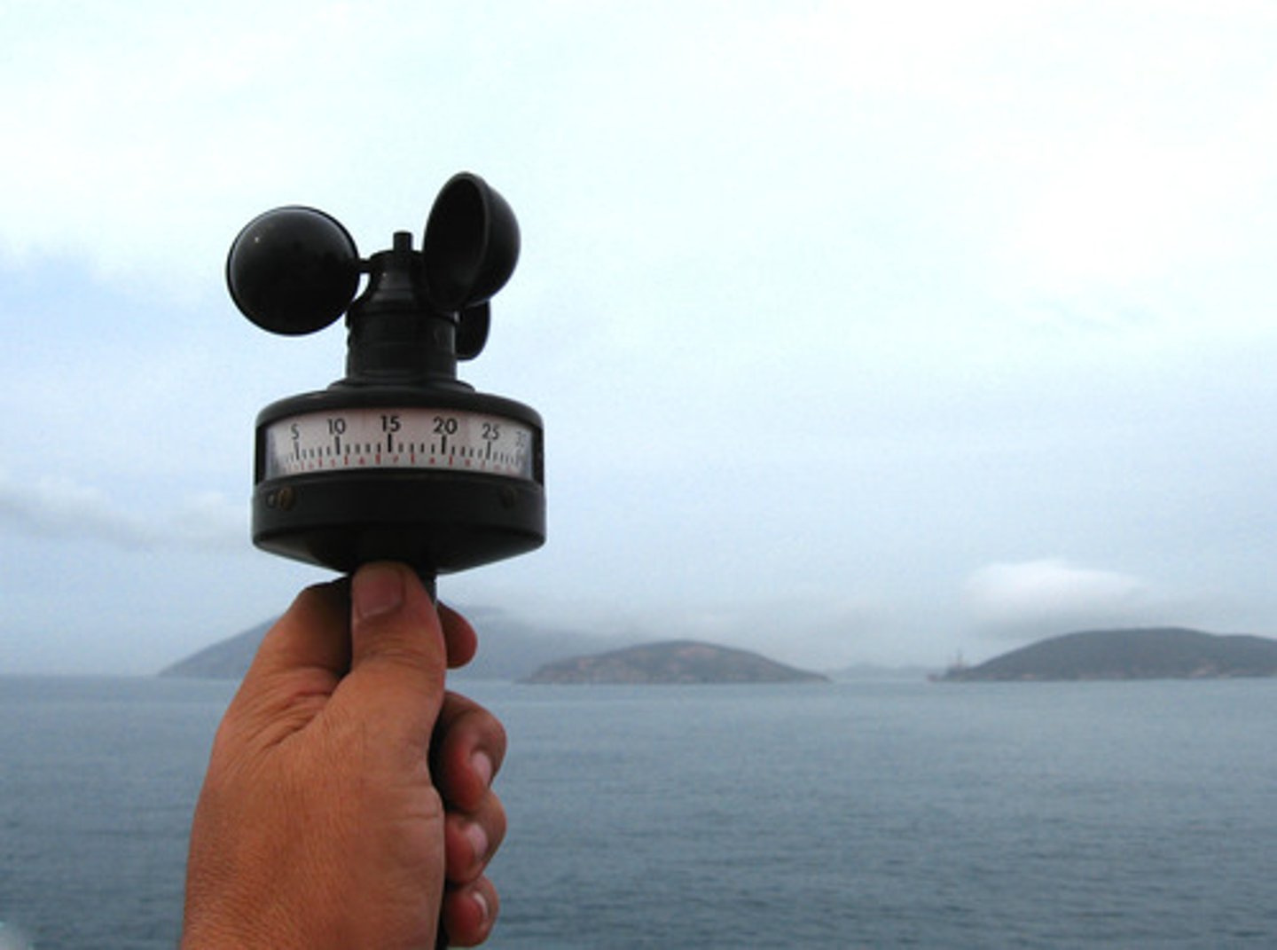 <p>An instrument used to measure wind speed</p>