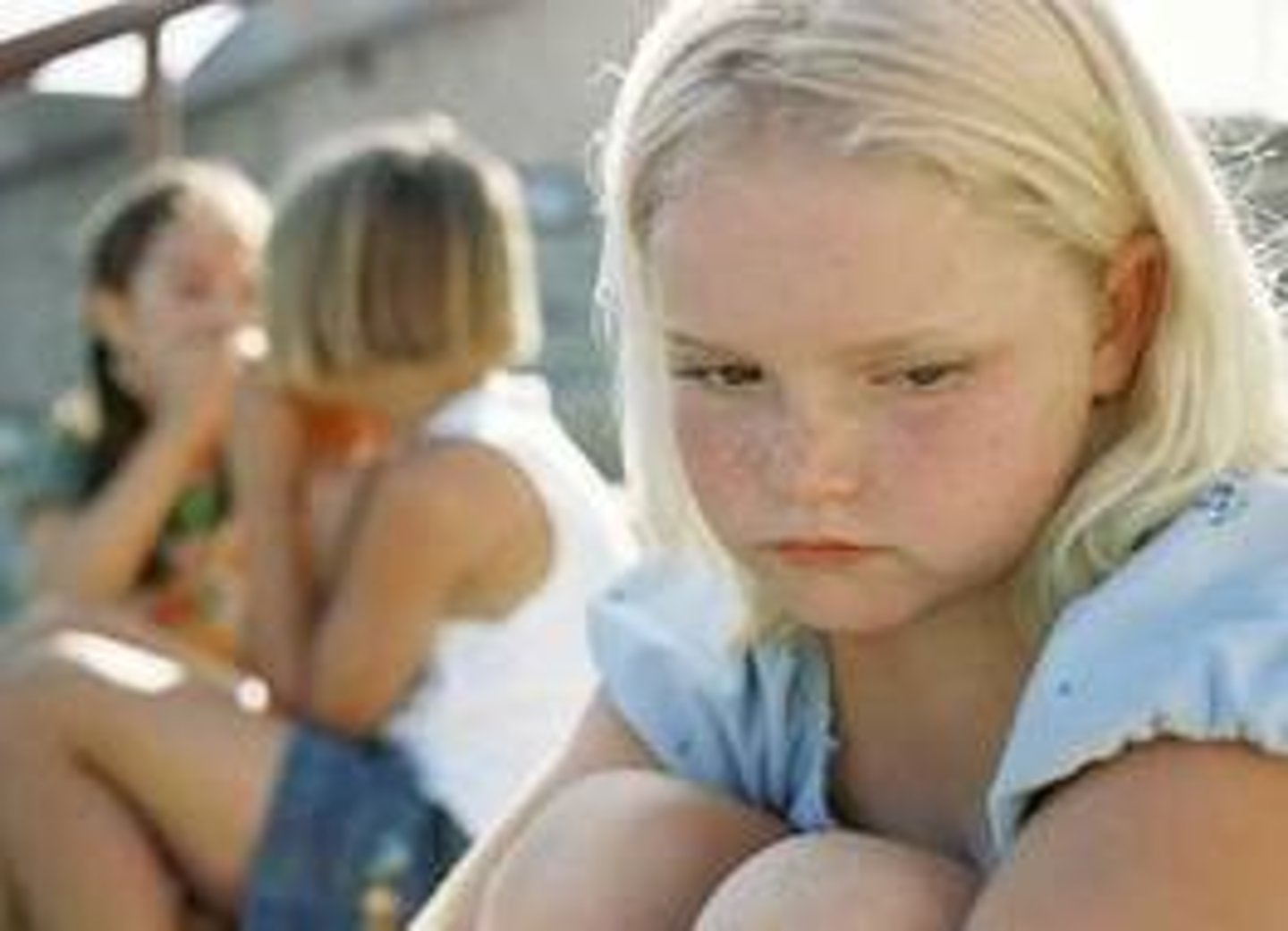 <p>to refuse to let somebody be a member of a social group; to refuse to meet or talk to somebody</p>