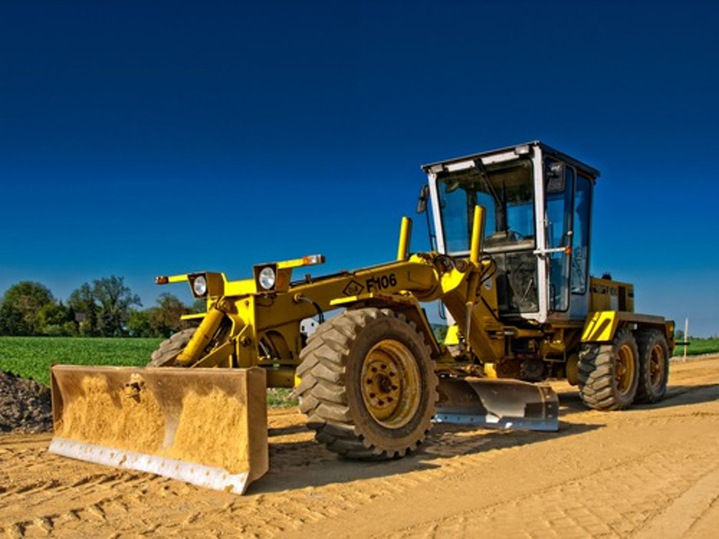 <p>Most commonly used on road construction, road maintenance, parking lots, etc. to level or flatten the soil.</p><p>Disadvantage: limited traction because of rubber tires, not suitable for moving heavy loads, and too large for small projects.</p>