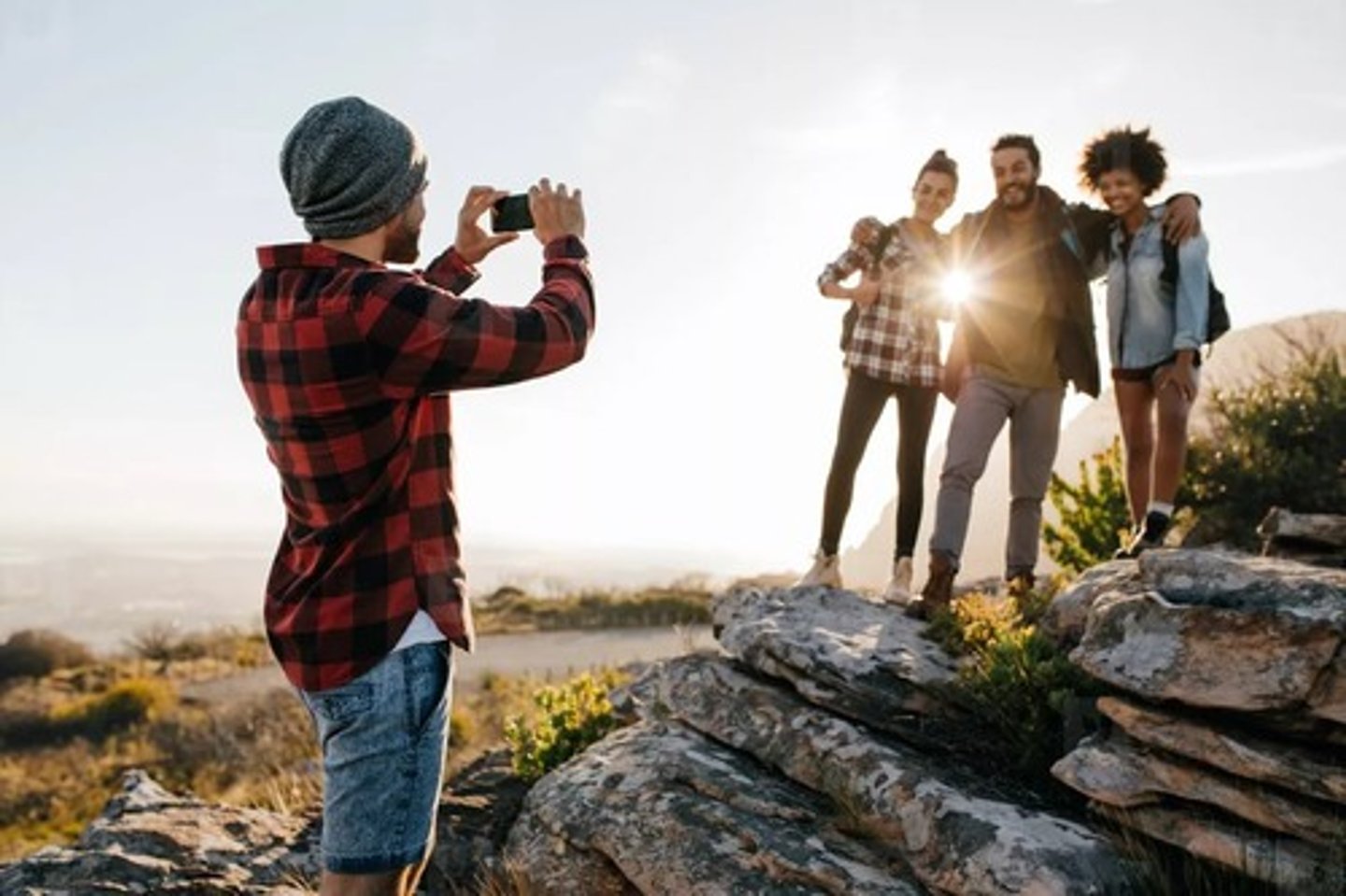 <p>sacar fotos, tomar fotos</p>