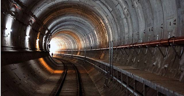 <p>tunnel /ˈtʌnəl/ </p>