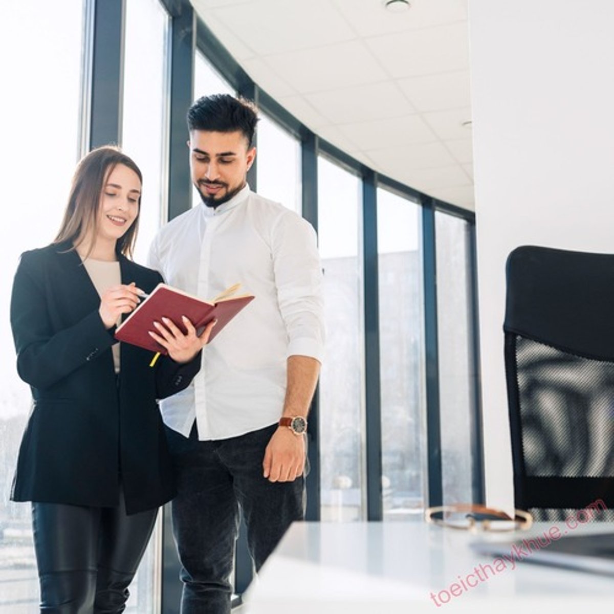 <p>Thư ký sắp xếp các cuộc họp.</p>