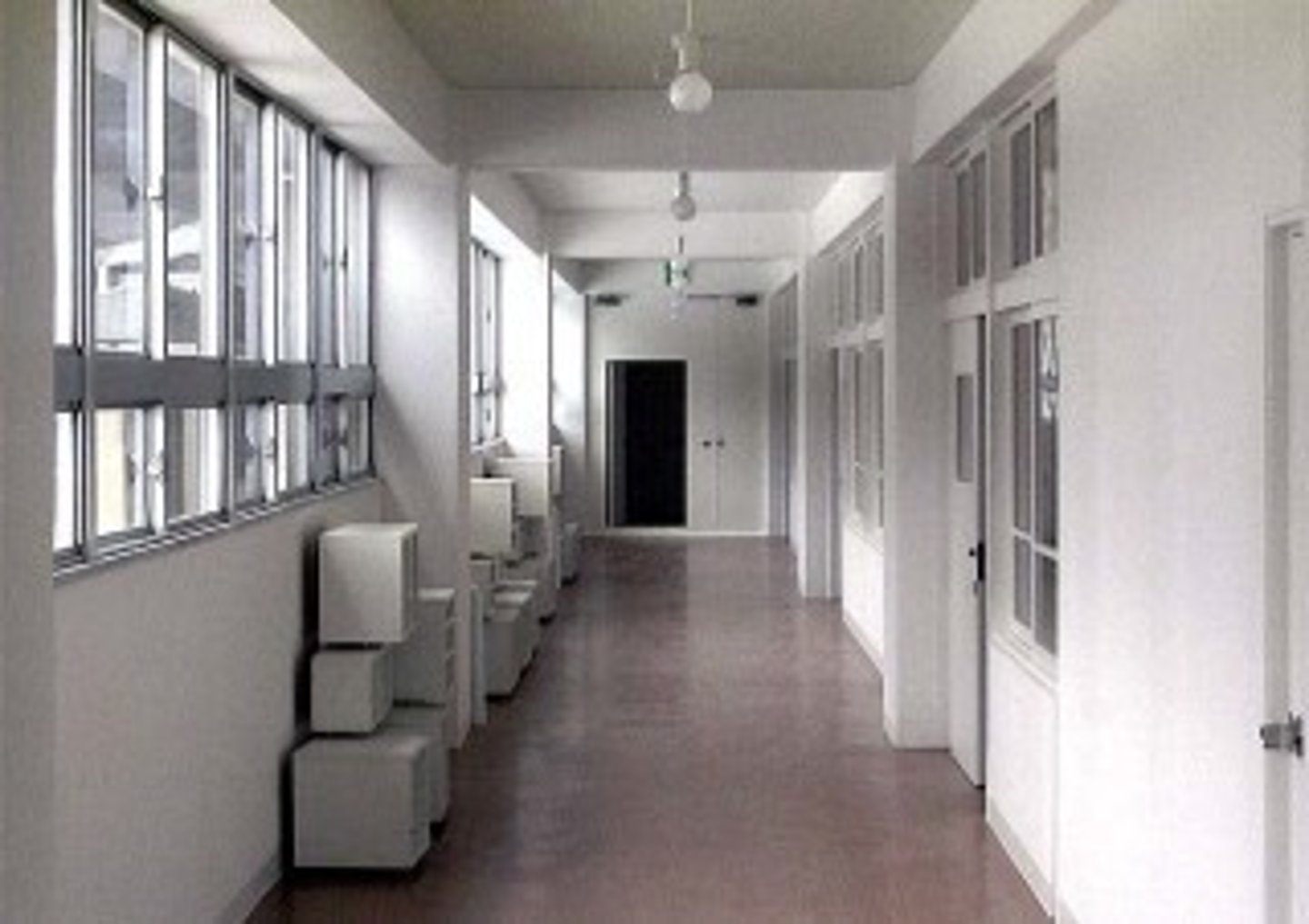 <p>ろうか</p><p>koridor, lorong</p>