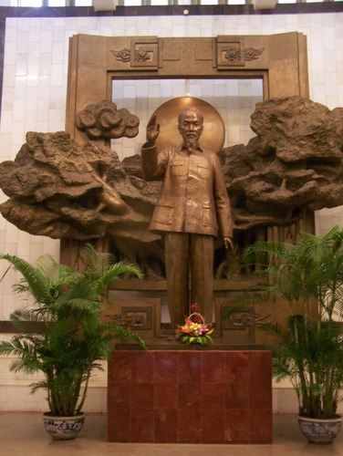 <p>đài tưởng niệm</p>