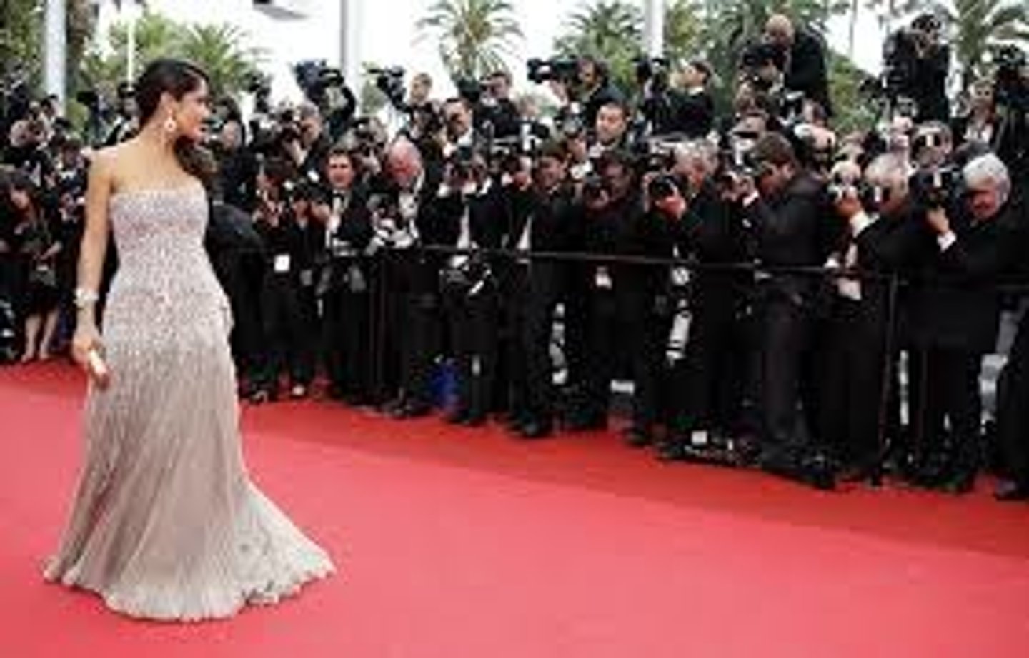<p>danh tiếng (She achieved fame through her acting career.)</p>