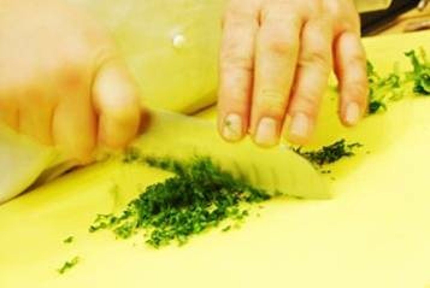 <p>to chop, to mince</p>