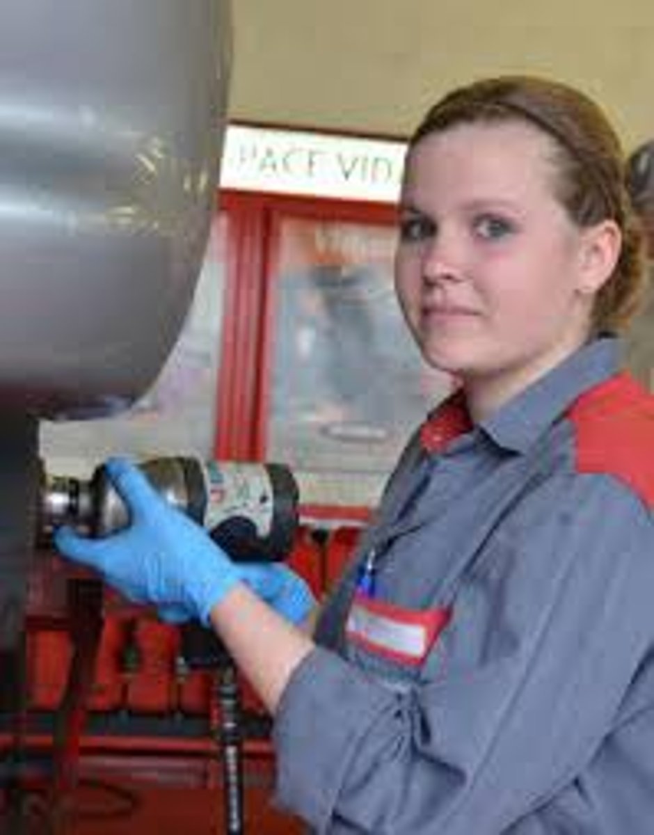 <p>a mechanic (female)</p>