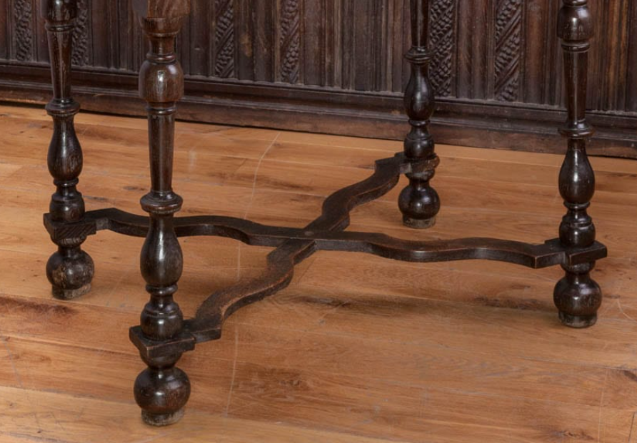 <p>Stretcher in which 2 crossbars, each joining one front leg of a piece of furniture to the rear leg on the opposite side, are connected to each other in the middle; Arrangement resembles an X</p>