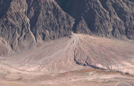 * Fan-shaped deposit of sand and gravel
* Occurs at the mouth end of a mountain canyon, where the stream gradient flattens at the main valley floor (steep to flat slope)