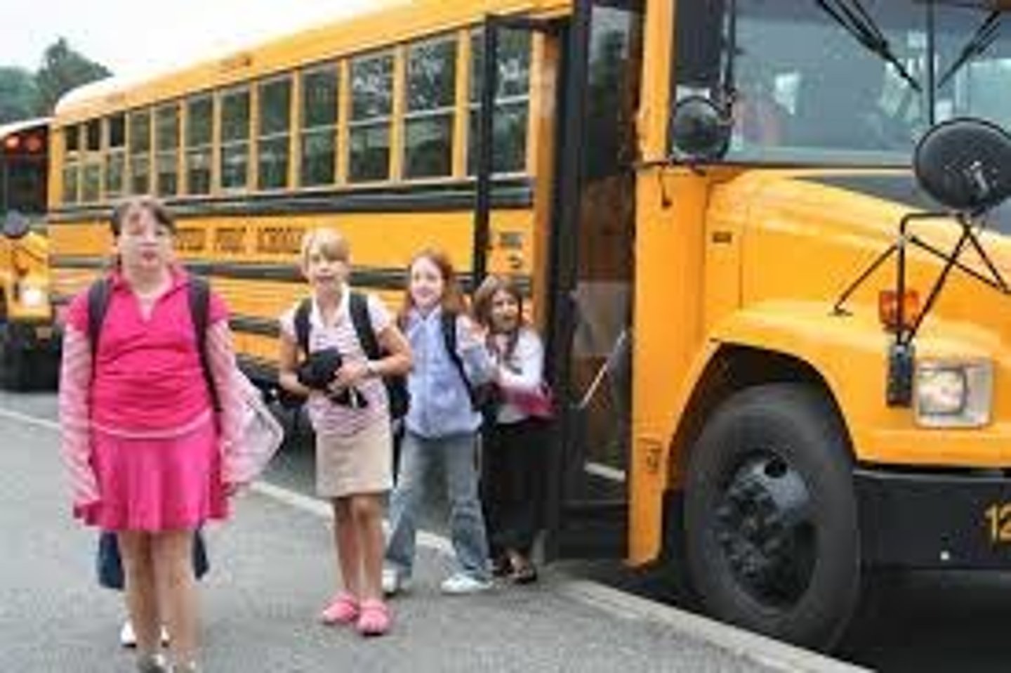 <p>(a bus) To enter or leave a vehicle like a bus, train, or plane.</p>