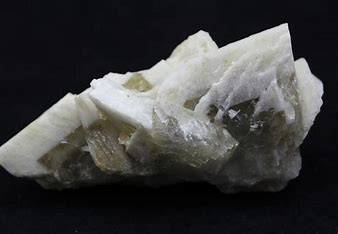 nonmetallic, white streak, fractures