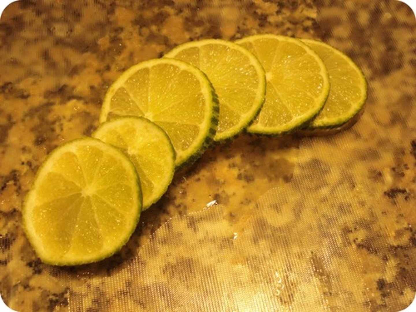 <p>slice of lemon</p>