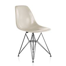 <p><span>Charles and Ray Eames</span></p>