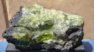 <p>Color verde oliva característico. Brillo vítreo. Típicamente se presenta en agregados granulares o como pequeños cristales dentro de rocas ígneas máficas. Sin exfoliación, fractura concoidea. Dureza 6.5-7.</p>