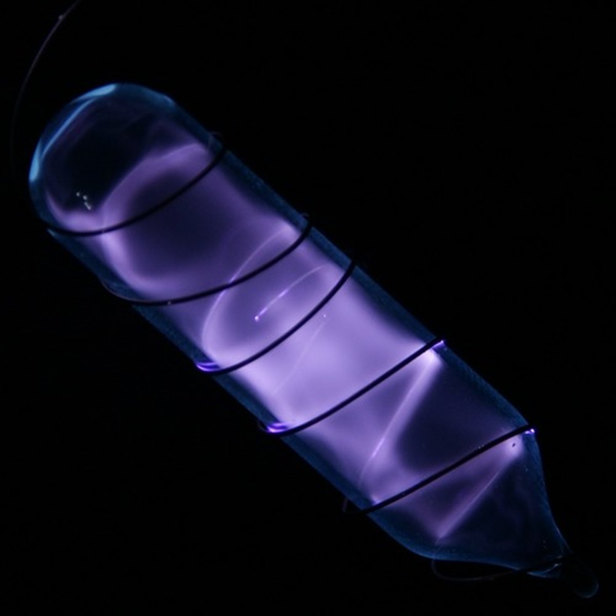 <p>hidrojen</p><p>水素を使った実験をします。</p><p>Suiso o tsukatta jikken o shimasu.</p><p>Hidrojenle deney yapıyorum.</p><p>水素燃料が注目されています。</p><p>Suiso nenryō ga chūmoku sareteimasu.</p><p>Hidrojen yakıtı dikkat çekiyor.</p>