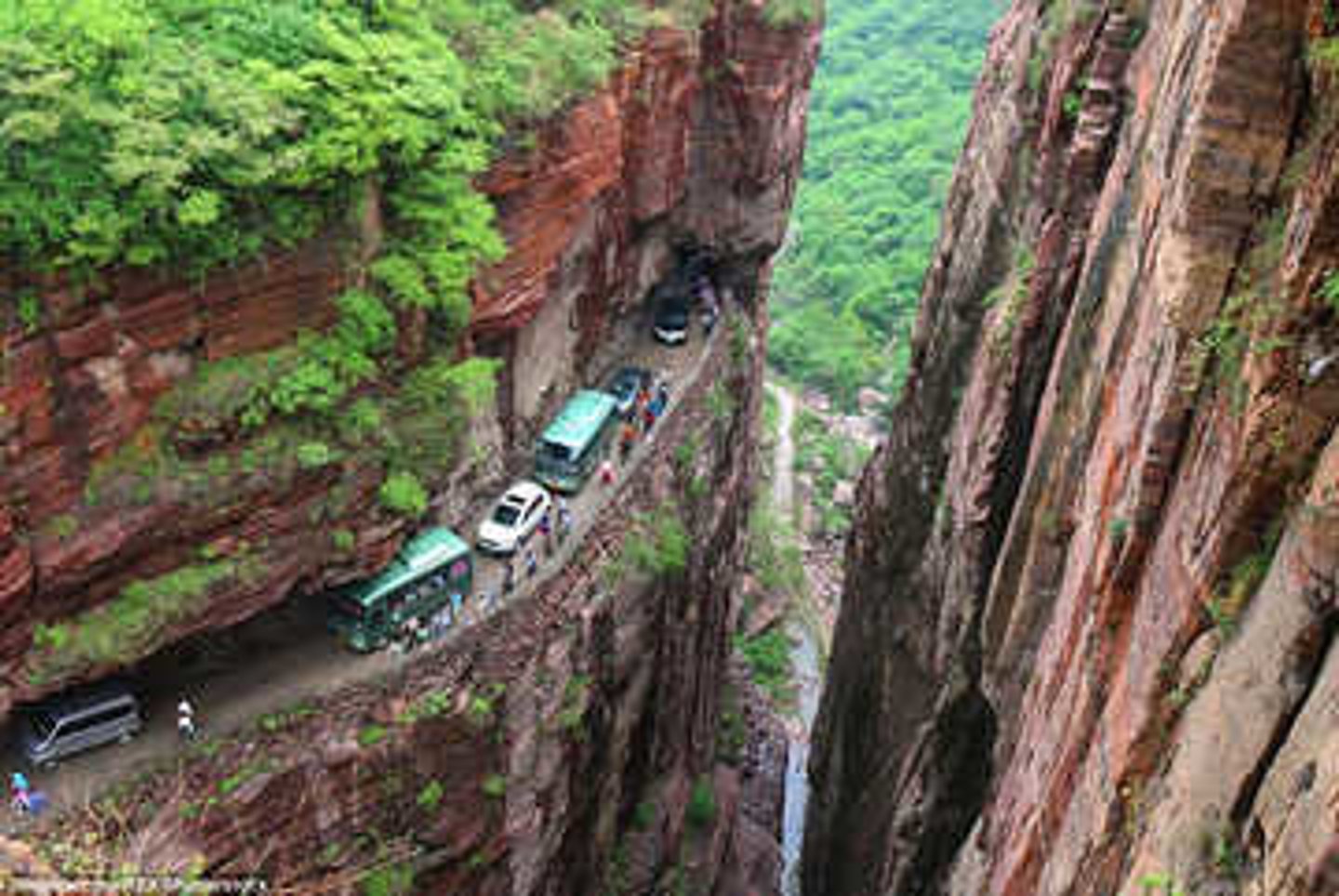 <p>けわしい</p><p>крутой, обрывистый; суровый</p><p>この山は険しいです。</p>