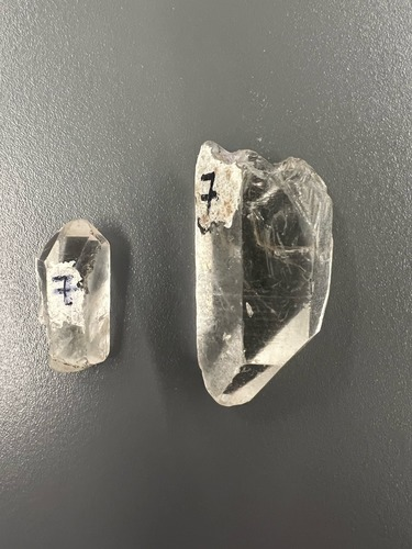 <ul><li><p>Clear</p></li><li><p>Glassy</p></li><li><p>Hardness: 7</p></li></ul>