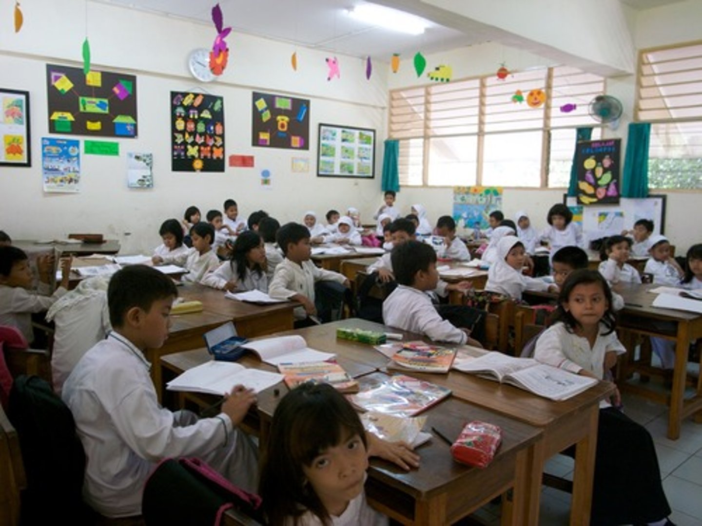 <p>lớp học trực tiếp /ˌfeɪs tə ˈfeɪs ˈklæs·əz/</p>