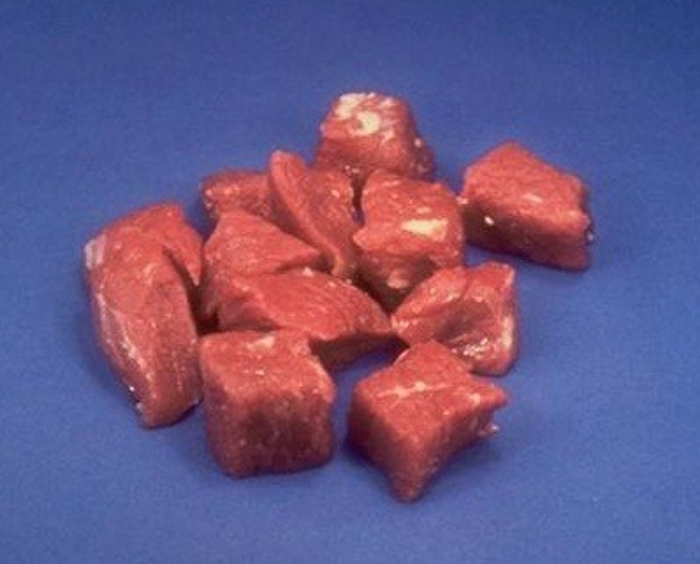 <p>n <br><br>/ˈstuː.ɪŋ ˌbiːf/<br><br>meat from cattle that is usually cut into small pieces and cooked slowly in liquid<br><br>thịt bò kho</p>