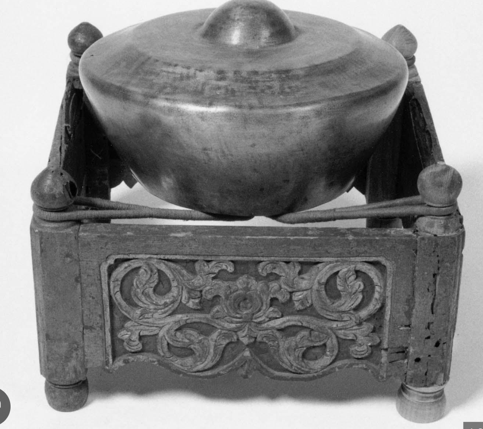 <p>A small kettle gong that helps outline the colotomic structure.</p>