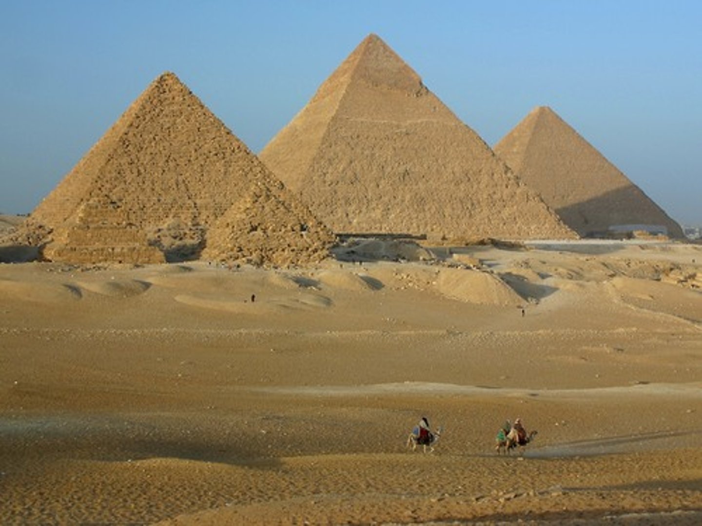 <p>DOC: 2550-2490 BCE</p><p>ROO: Giza, Egypt</p><p>M: cut limestone</p><p>- likeley modeled after the symbol of the cult of Ra (sun god)</p><p>f(x):</p><p>- monuments + tombs to deceased pharaohs Menkaure, Khufu, Khafre</p>