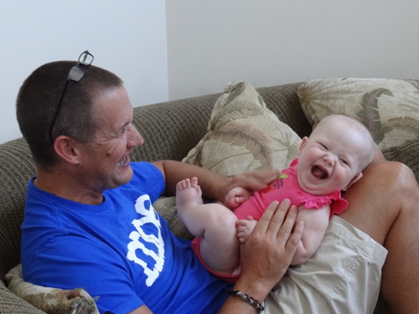 <p>nhượng bộ/chịu thua</p><p>ex: the government finally gave in to the protesters demands</p>