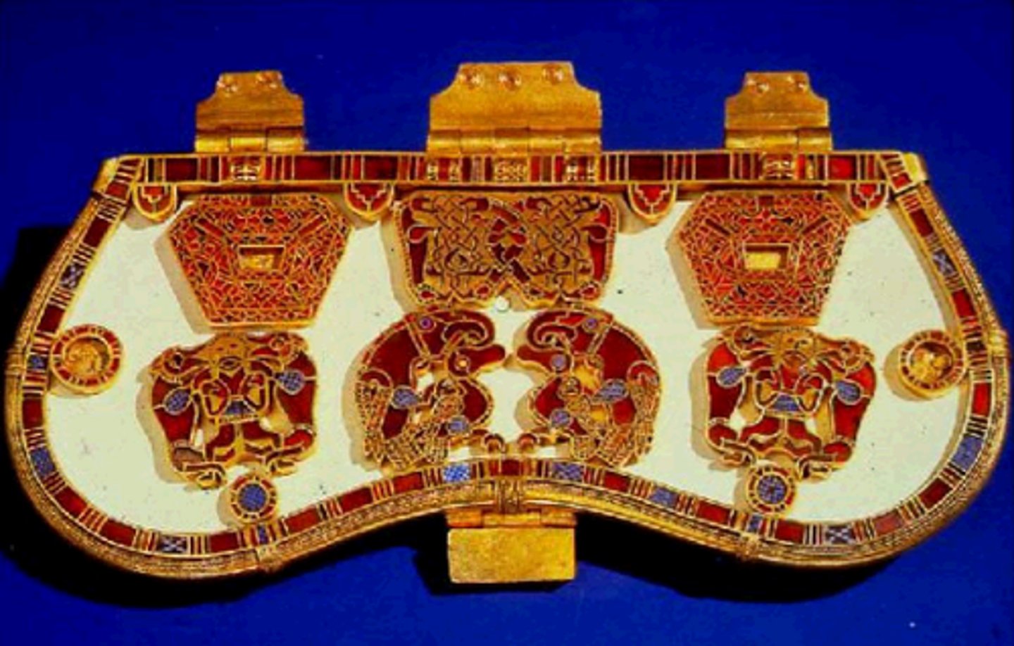 <p>A decorative metalwork technique employing cloisons; also, decorative brickwork in later Byzantine architecture.</p>