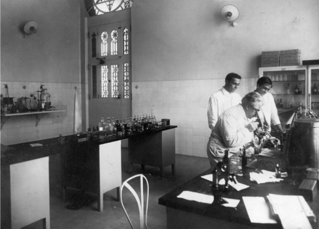 <ul><li><p>Islamic medieval, more than it was french</p></li><li><p>Easy to clean spaces - tile walls/floor, metal furniture raised off of floor</p></li><li><p>Major influence on modernism in architecture</p></li></ul><p></p>