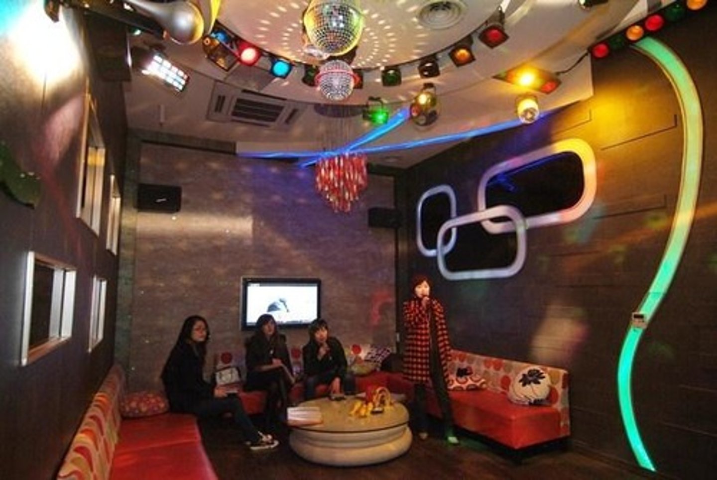 <p>karaoke (bar)</p>