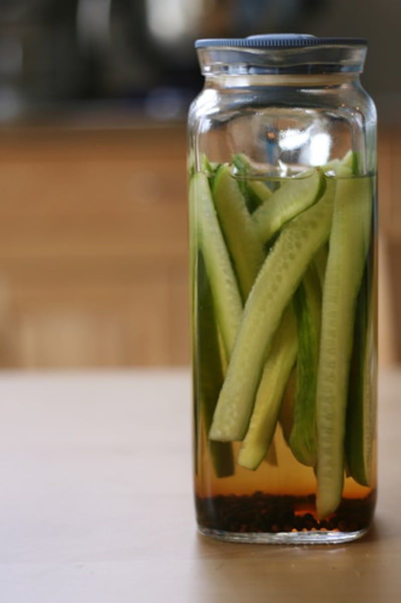 <p>Trút vào, truyền vào, rót vào</p>