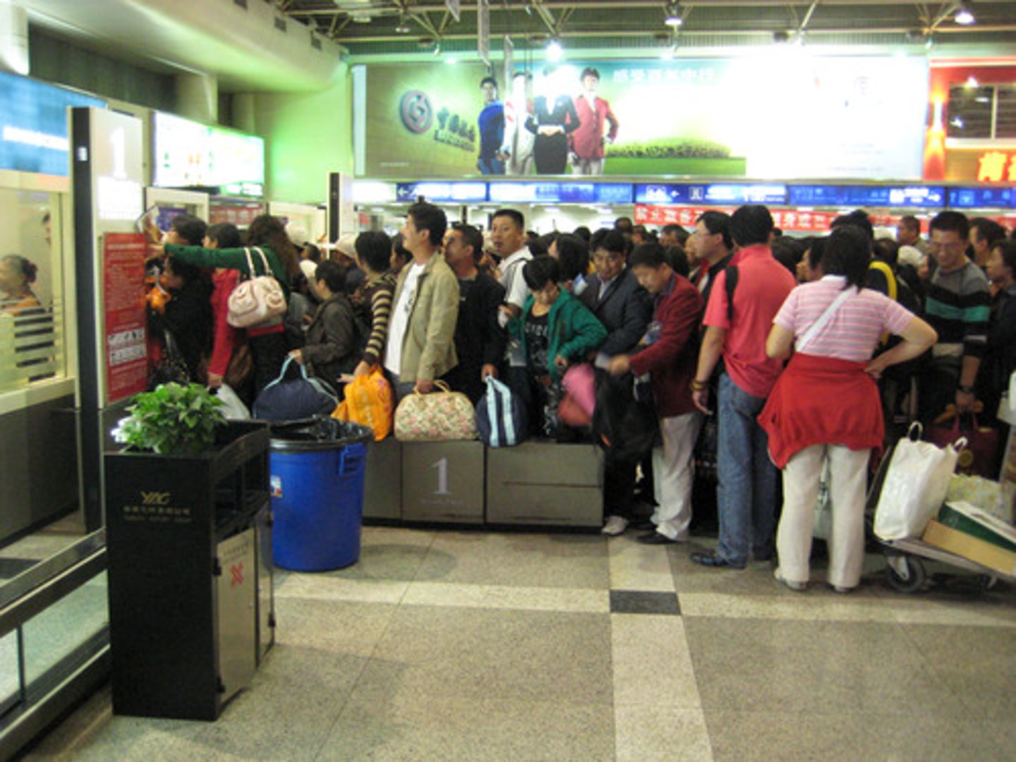 <p>(adv) một cách bất tiện</p>