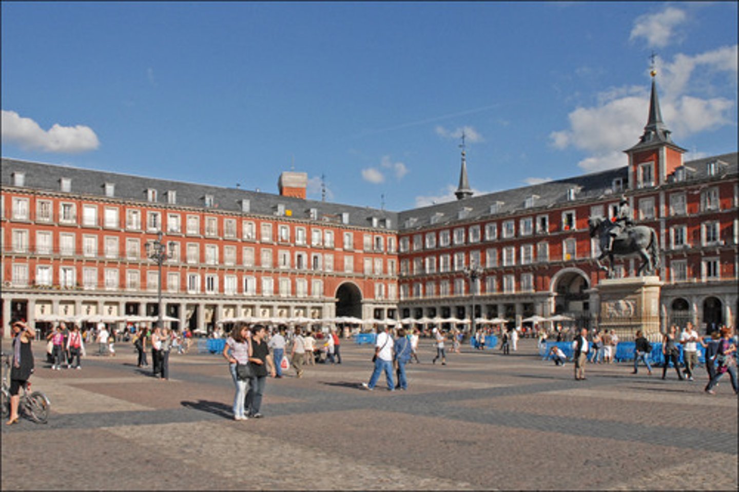 <p>Plaza central de Madrid, lugar histórico de mercados, corridas y celebraciones.</p>