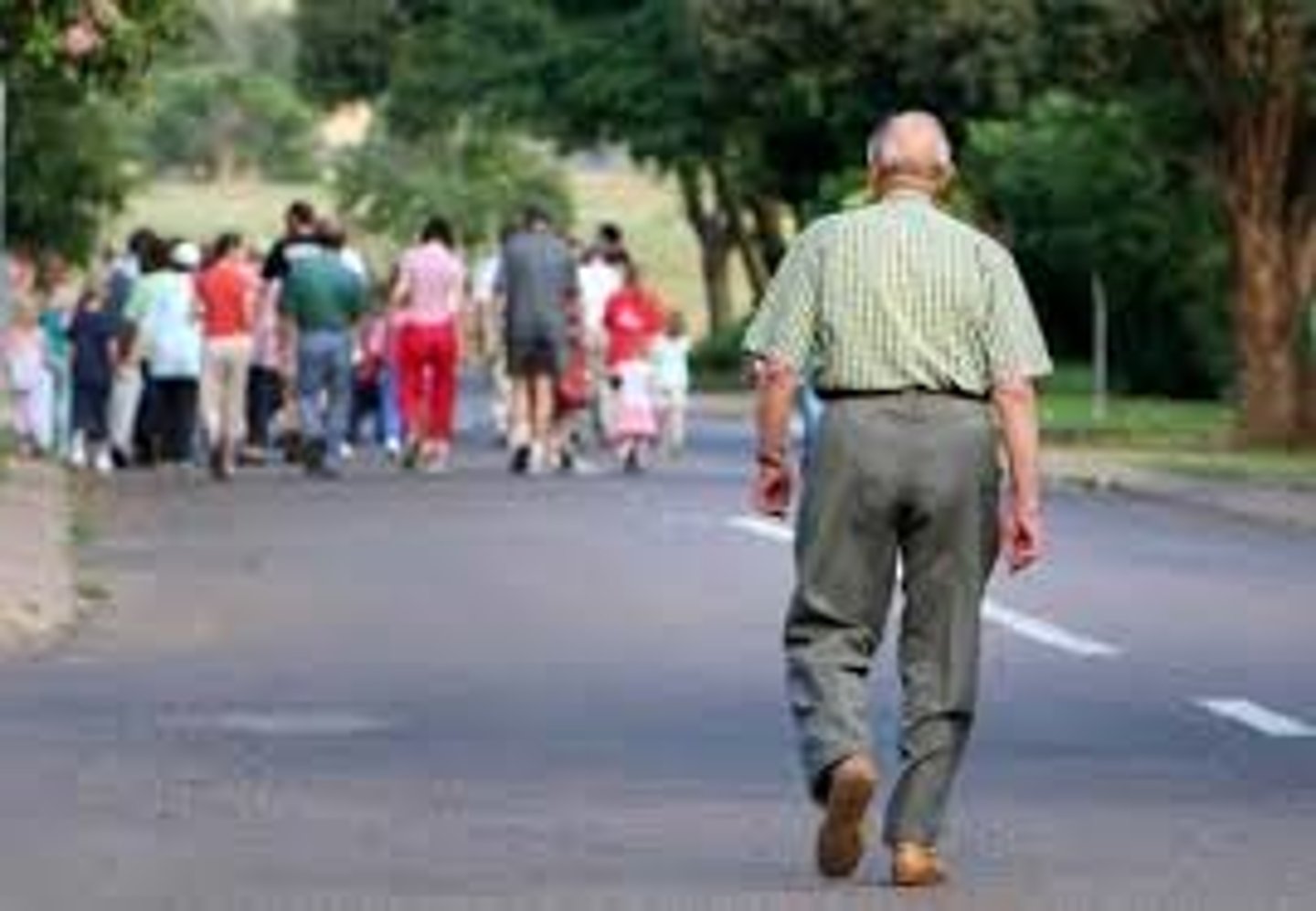 <p>even snel zijn; niet achterblijven</p>