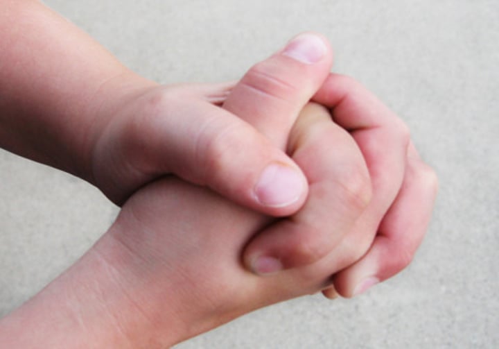 <p>to hold somebody/something tightly with your arms around them<br>-She clasped the children in her arms.<br>-He clasped her to him.<br>-She clasped her arms tightly around him.<br><br>застежка, объятие сущ сжимать гл</p>