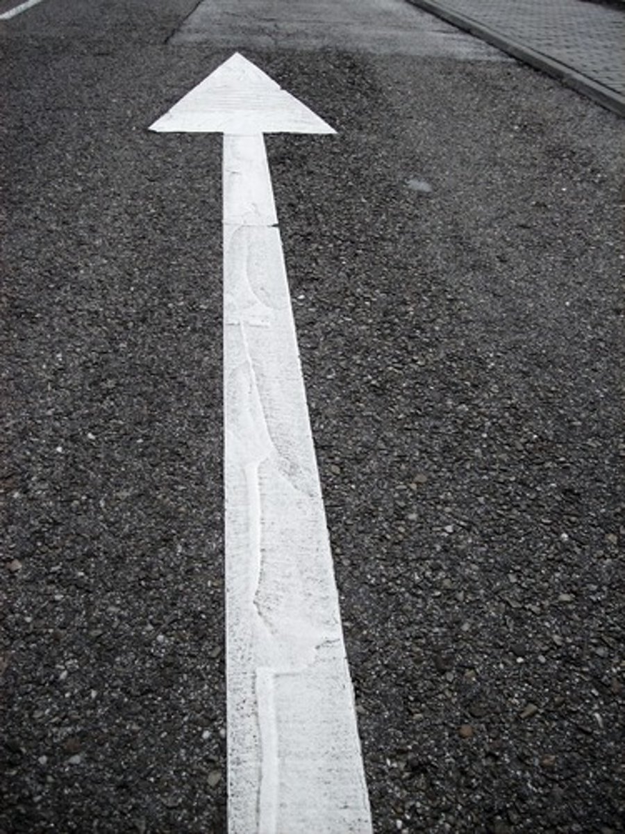 <p>(adj, adv) thẳng, không cong</p>