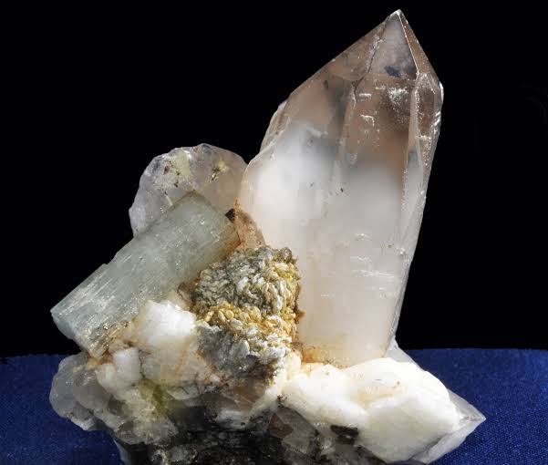 <p>Mineral habit characterized by elongated, prism-like crystals with parallel faces</p>