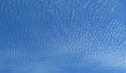 <p>Nubes blancas pequeñas, sin sombras, compuestas de diminutos glóbulos dispuestos regularmente</p>