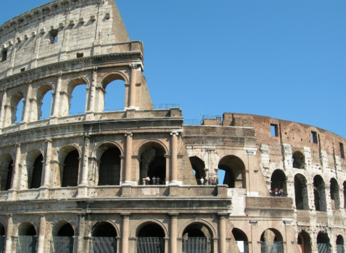 <p>Gemauerte/gegossene Bauweise</p><p class="s19">• Wichtige Elemente:</p><p class="s22">• Neue Formen und Dekoration</p><p class="s24">• Bögen, Kuppeln, vorgestellte Säulen</p><p class="s24">• Vitruv: Systematisierung der Säulenordnung</p><p class="s22">• Gebäudetyp: Therme</p>