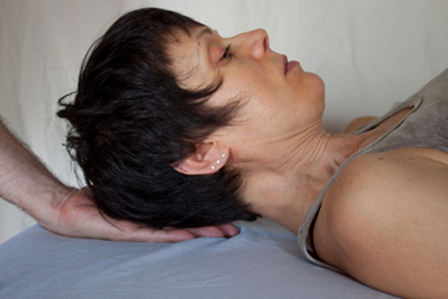 <p>- pt performs maximal chin tuck and lifts ~1in off table</p><p>- pt holds position</p><p>- PT focuses on neck folds; when folds begin to separate >1 sec, test ends</p>