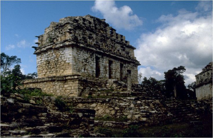 <p>155 - Yaxchilán. Chiapas, Mexico. Maya. 725 C.E. Limestone (architectural complex).</p>