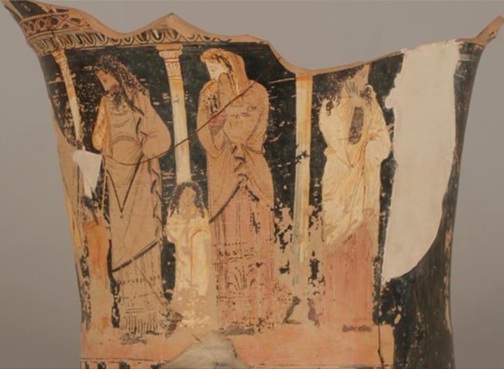 <p>-Calyx Krater fragment by Capodarso<br>-Ft messenger, Jocasta (painted white to indicate woman), Oedipus, his two daughters<br>-Jocasta's moment of recognition<br>-Oedipus' ignorance is highlighted physically with him being surrounded by people in the know<br><br>-Evidence of the skene depicting a palace<br>-Evidence for a stage<br>-No masks &gt; artistic choice but expressions are legible <br>-Jocasta is dabbing face to indicate sadness<br><br>Why is this moment depicted?<br>-It is a dramatic hinge moment<br>-Main characters are present<br>-Shows this was a recognisable image + play in The Canon</p>