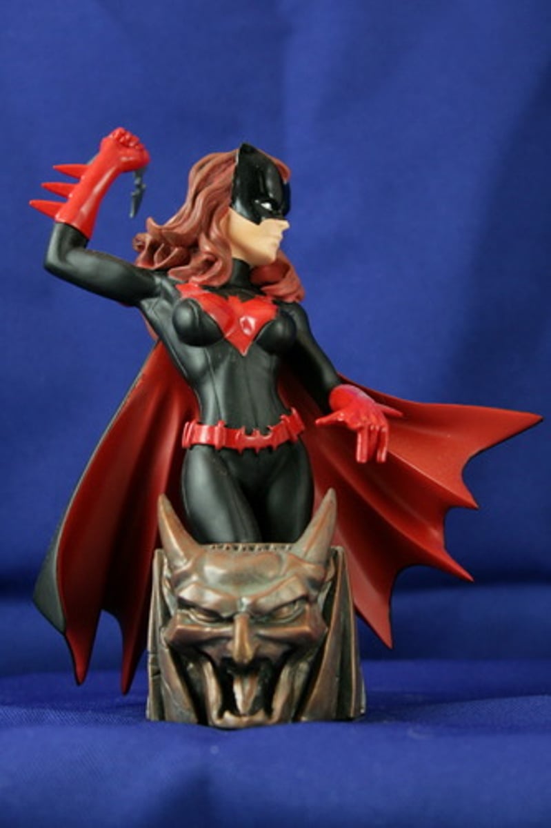 <p>una mujer que ejecuta una acción heroica; una mujer que salva a alguien de un peligro</p><p>(heroine)</p>